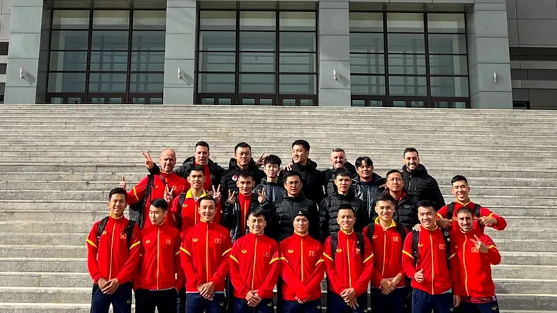 Đội tuyển futsal Việt Nam chụp ảnh lưu niệm trước Nhà thi đấu Buyant Ukhaa.