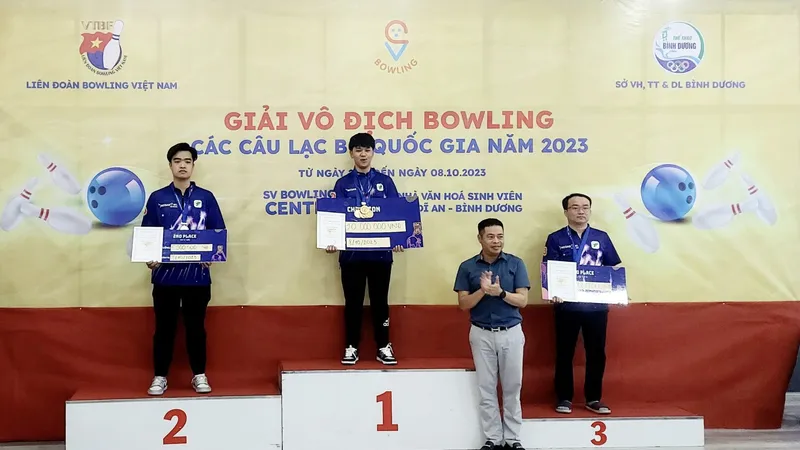 Ông Nguyễn Quốc Hùng, PCT thường trực Liên đoàn Bowling Việt Nam trao huy chương cho các vận động viên đạt thành tích nội dung Master nam