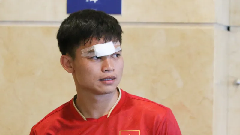 Hồ Văn Cường bị chấn thương ở trận gặp đội tuyển Trung Quốc