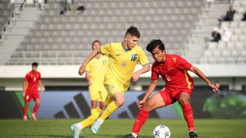 Các cầu thủ U18 Việt Nam hai lần vượt lên dẫn trước nhưng đã bị thua ngược đáng tiếc trước Ukraine