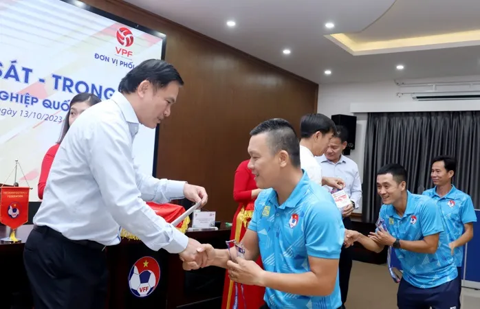 Đại diện Lãnh đạo LĐBĐ Việt Nam trao Giấy chứng nhận và thẻ làm nhiệm vụ cho các giám sát và trọng tài trước mùa giải mới 