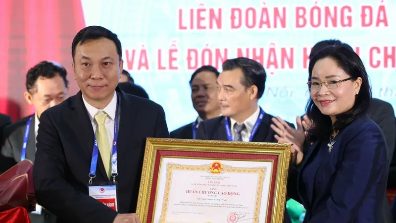 LĐBĐ Việt Nam và chủ tịch Trần Quốc Tuấn vinh dự nhận Huân chương Lao động hạng Ba