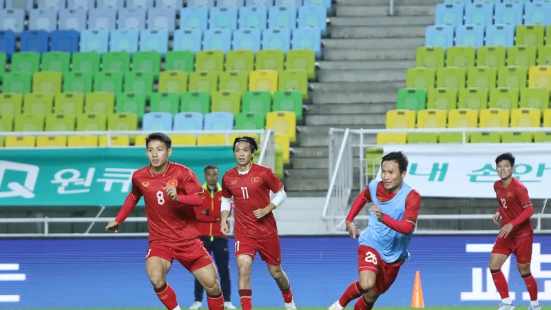 Đội tuyển Việt Nam tập làm quen với mặt sân Suwon World Cup vào tối 16-10