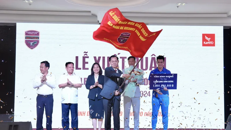 Chủ tịch CLB Becamex Bình Dương -ông Hồ Hồng Thạch phất cờ xuất quân
