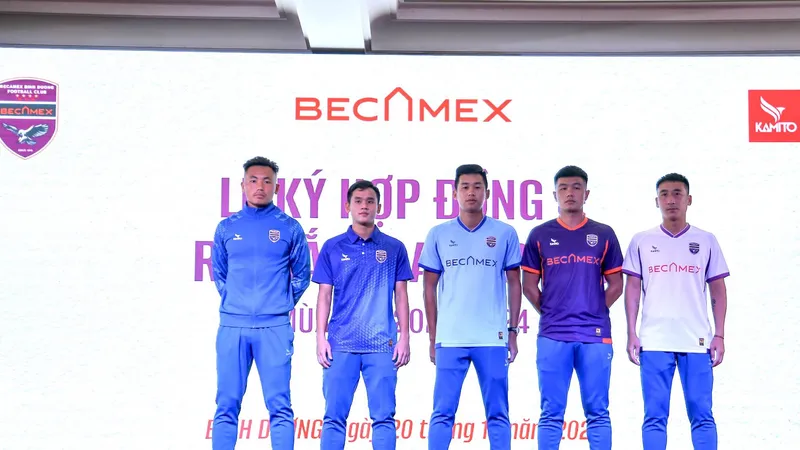 Các cầu thủ B.Bình Dương với những bộ trang phục tập luyện, thi đấu sân nhà, sân khách ở mùa bóng mới