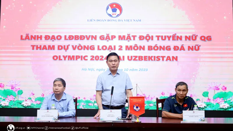 Phó chủ tịch LĐBĐ Việt Nam Trần Anh Tú động viên đội tuyển nữ Việt Nam trước khi lên đường sang Uzbekistan