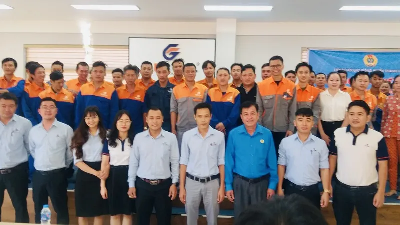 Các đại biểu chụp ảnh lưu niệm tại buổi lễ ra mắt ngày 24-10