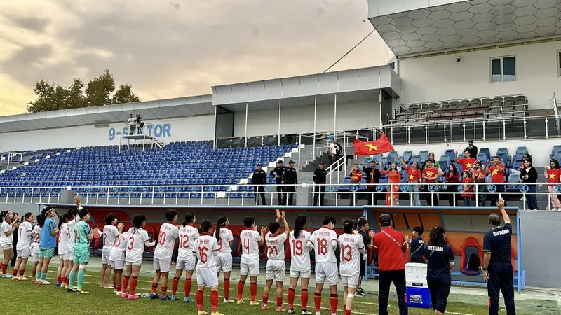 Đội tuyển nữ Việt Nam chào các khán giả Việt Nam trên khán đài sân Lokomotiv vào chiều 29-10
