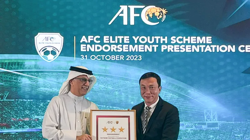 Chủ tịch AFC Salman bin Ibrahim Al Khalifa trao Chứng thư cho Chủ tịch LĐBĐ Việt Nam Trần Quốc Tuấn