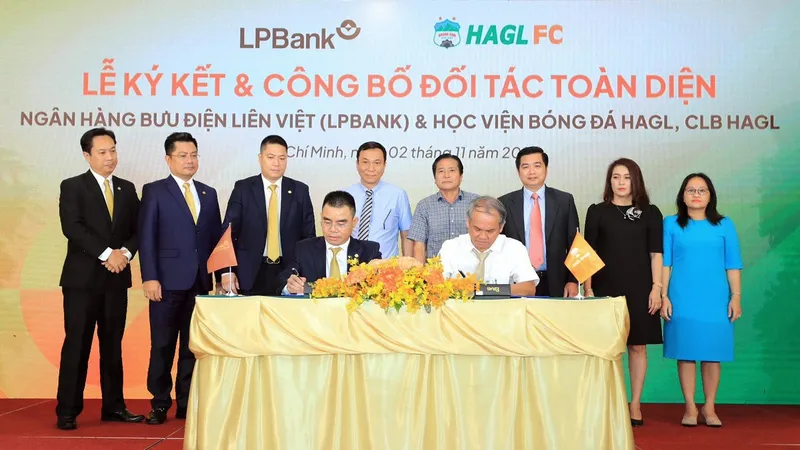 Lãnh đạo HA.GL và LPBank ký hợp tác toàn diện vào ngày 2-11. Ảnh: ANH KHOA