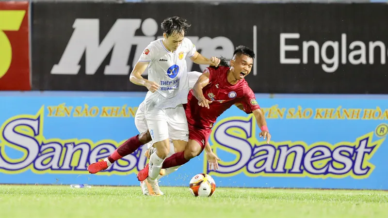 Văn Toàn trở lại với V-League cùng phong độ mạnh mẽ trong đội hình Nam Định