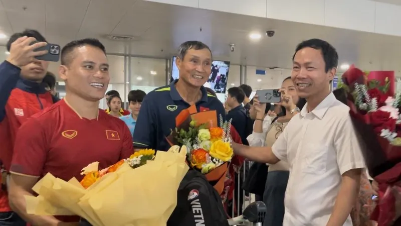 Thay mặt VFF, Phó TTK Nguyễn Minh Châu đã ra sân bay chào đoàn thầy trò HLV Mai Đức Chung