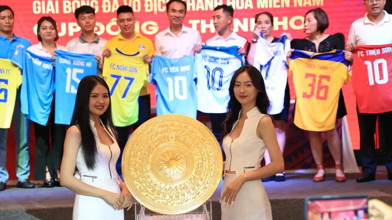 Ban tổ chức giới thiệu chiếc Cúp vô địch mùa giải năm nay 