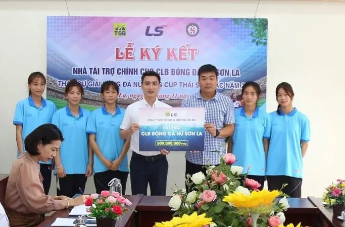 Ông Trần Anh Minh, Ủy viên Ban chấp hành VFF, Tổng giám đốc công ty Thái Sơn Bắc trao tiền tài trợ 500 triệu đồng cho đại diện CLB Sơn La.
