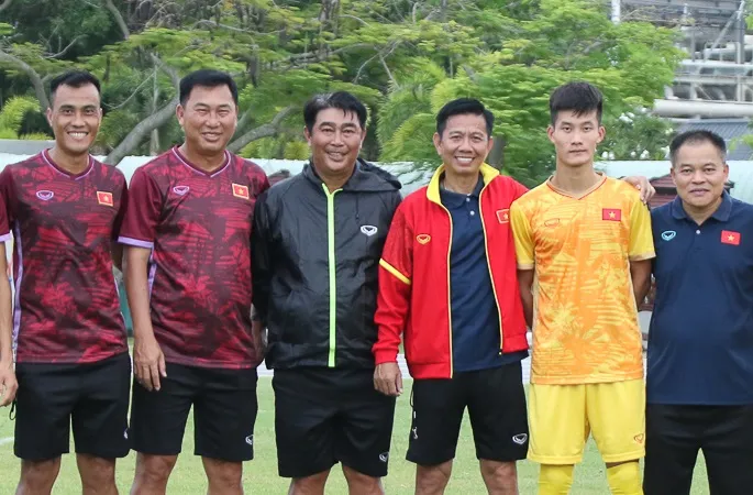 Các trợ lý Lê Phước Tứ và Hứa Hiền Vinh (bìa trái)