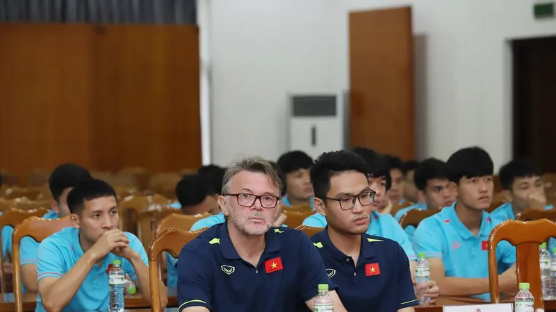 HLV Troussier cùng các học trò sẽ còn 2 ngày chuẩn bị trước khi sang Manila