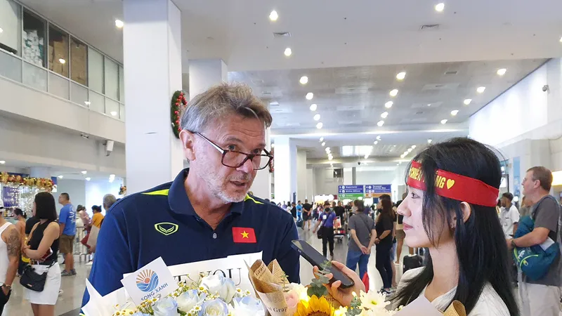 Người hâm mộ chào đón đội tuyển Việt Nam khi đội vừa đến Manila
