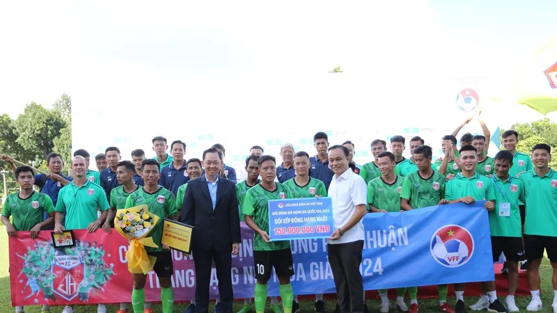 Ông Hồ Hồng Thạch, đại diện Ban chấp hành VFF trao phần thưởng đồng hạng Nhất cho đội Định Hướng Phú Nhuận
