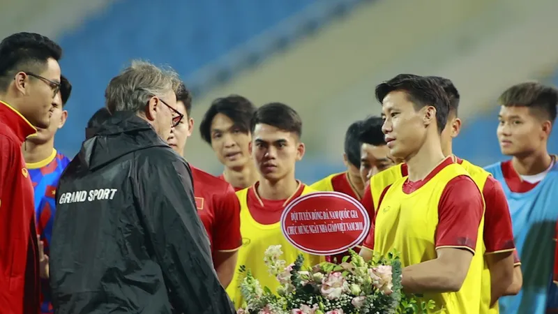 Quế Ngọc Hải thay mặt toàn đội tặng hoa chúc mừng HLV Troussier nhân ngày 20-11
