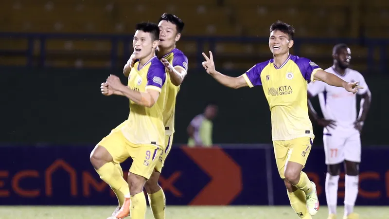 Niềm vui của Tuấn Hải sau khi lập công cho Hà Nội FC ở đầu hiệp 2. Ảnh: DŨNG PHƯƠNG