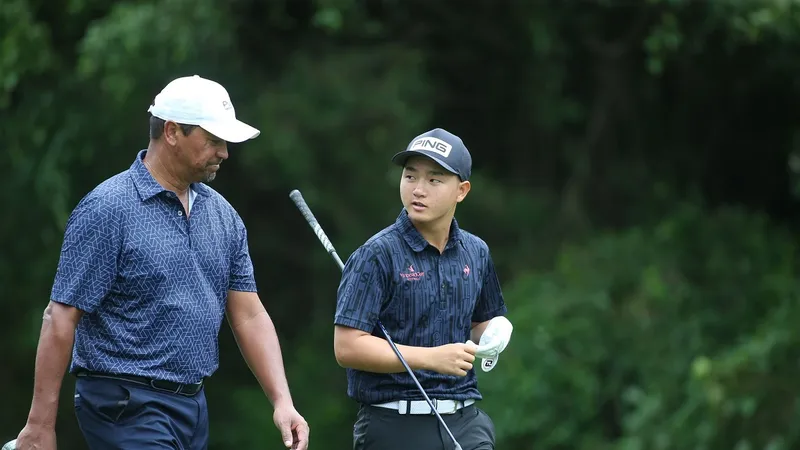 Anh Minh trò chuyện cùng Michael Campbell trên sân đấu