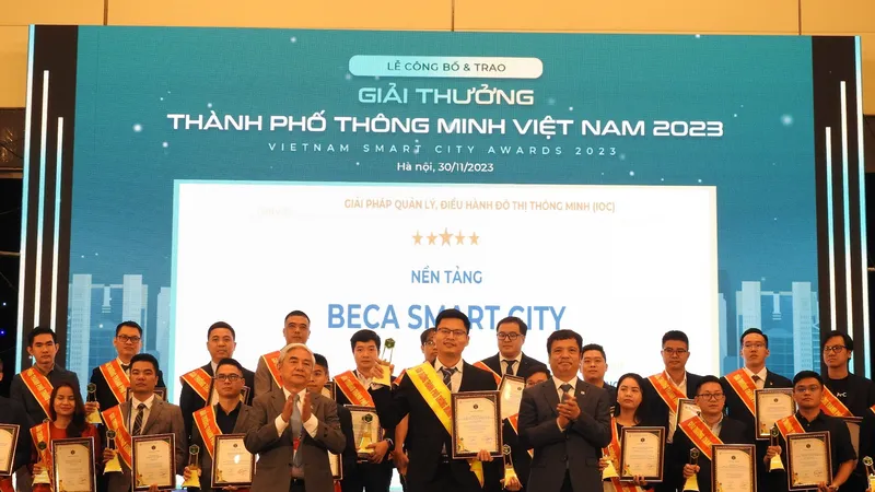 Trưởng Phòng R&D VNTT ông Ngô Nhật Nhi nhận cúp và chứng nhận của BTC tại lễ trao giải