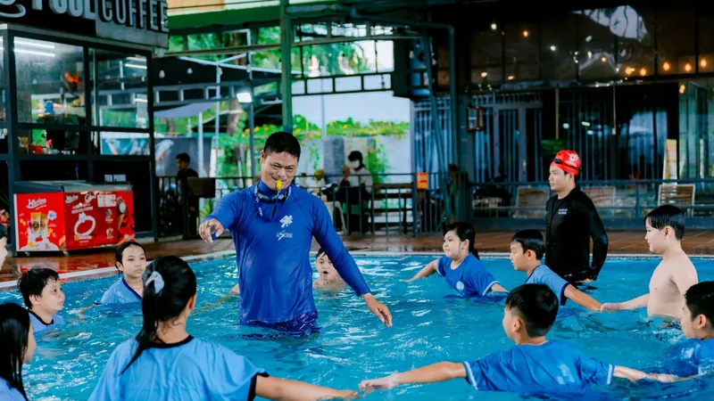 Giảng viên đang triển khai thí điểm mô hình Lớp dạy bơi và kiến thức, kỹ năng phòng, chống đuối nước cho trẻ em tại Hồ bơi Tiên Phong.