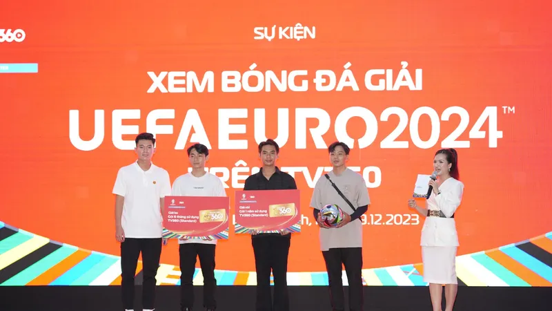 Tuyển thủ quốc gia Phan Tuấn Tài trao quà thưởng cho các khán giả đoạt giải tại sự kiện
