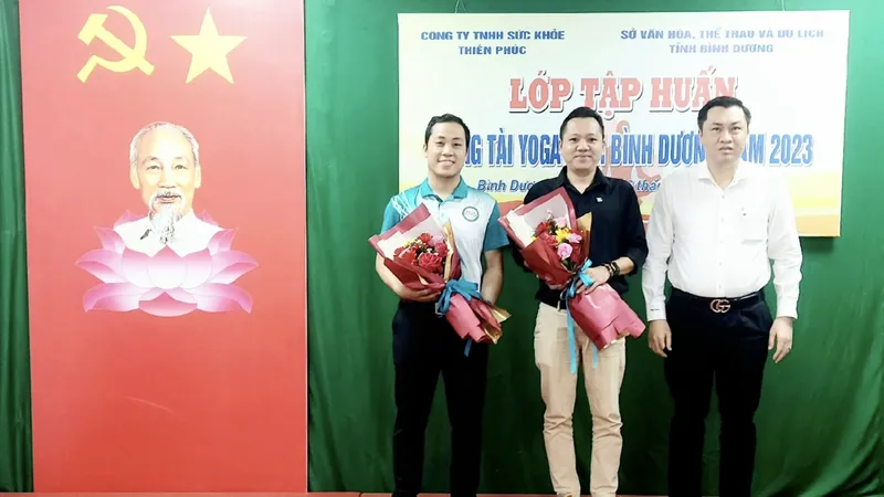Ông Cao Văn Chóng – PGĐ Sở VH-TT&DL tỉnh Bình Dương tặng hoa và chụp hình lưu niệm cùng các giảng viên đến từ Liên đoàn Yoga Việt Nam