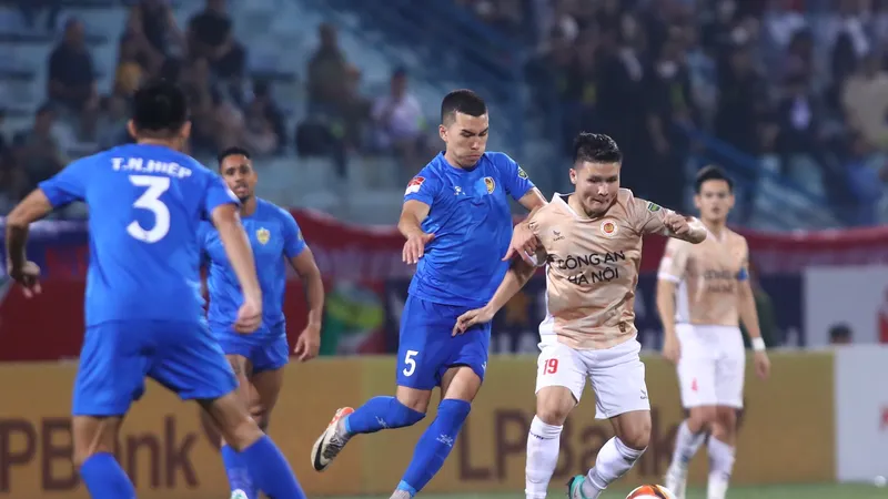 Quang Hải cùng dàn "sao" ở CAHN FC có trận đấu bế tắc trước tân binh Quảng Nam. Ảnh: MINH HOÀNG