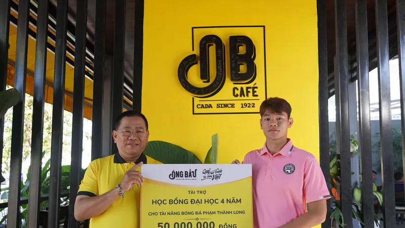 Cầu thủ Phạm Thành Long nhận học bổng từ đại diện của Quỹ Phát triển Tài năng Việt