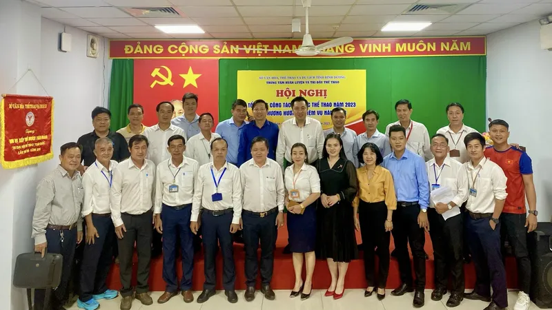 Đại diện lãnh đạo Sở VH-TT&DL và các đơn vị tại Hội nghị tổng kết công tác TDTT năm 2023 và phương hướng, nhiệm vụ trọng tâm năm 2024. 