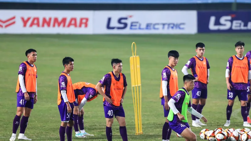Các cầu thủ U23 tập trung trước các đàn anh từ ngày 28-12. Ảnh : MINH HOÀNG