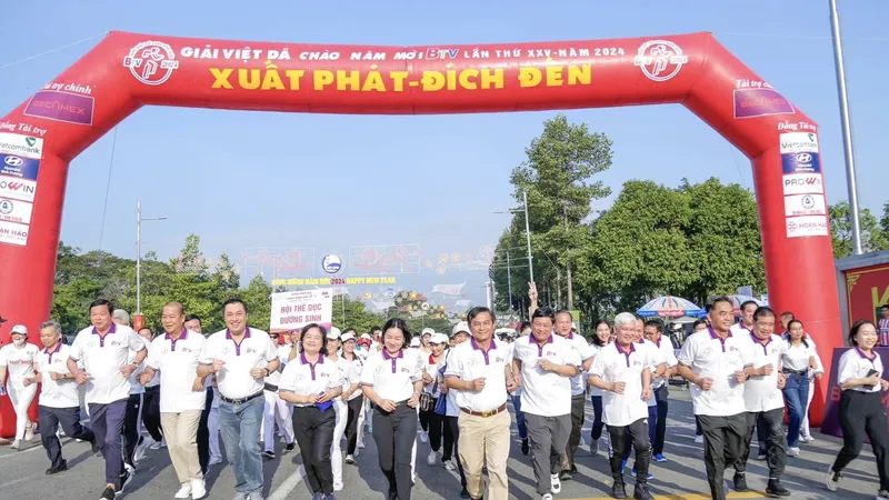 Lãnh đạo tỉnh và lãnh đạo Sở, Ban Ngành dẫn đầu đoàn chạy hưởng ứng khởi động Giải Việt dã chào năm mới BTV lần thứ 25 - năm 2024.