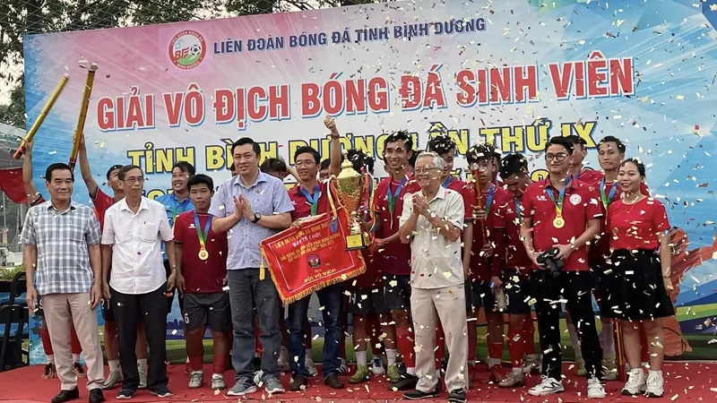 Đại biểu, Ban tổ chức trao Cúp vô địch cho đội Trường Cao đẳng Nghề Việt Nam-Singapore