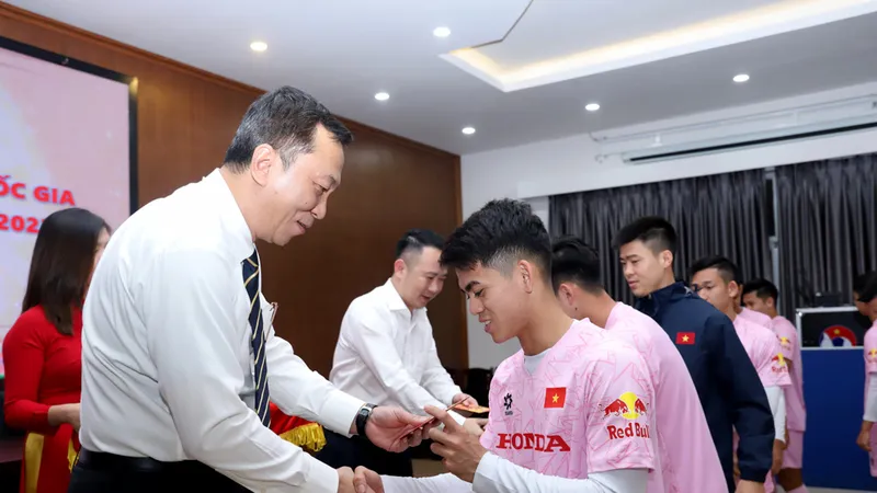 Lãnh đạo VFF trao quà đầu Xuân đến các thành viên đội tuyển