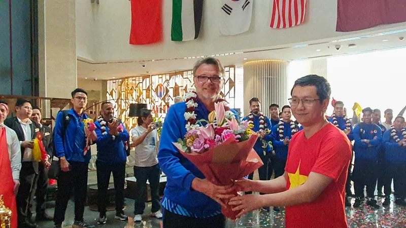 Đại diện Đại sứ quán Việt Nam tại Qatar tặng hòa chào mừng HLV Troussier và đội tuyển tại khách sạn Holiday Villa – nơi lưu trú của đội tuyển Việt Nam trong thời gian thi đấu Asian Cup 2023.