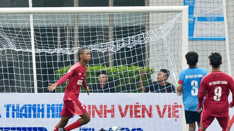 Chủ nhà ĐH Tôn Đức Thắng có khởi đầu thuận lợi với chiến thắng ĐH Gia Định 2-0.