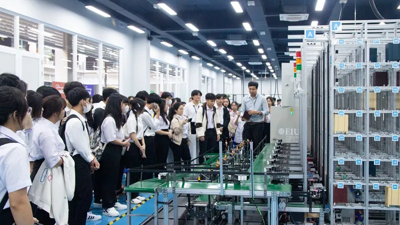 Học sinh khám phá môi trường học tập tại EIU