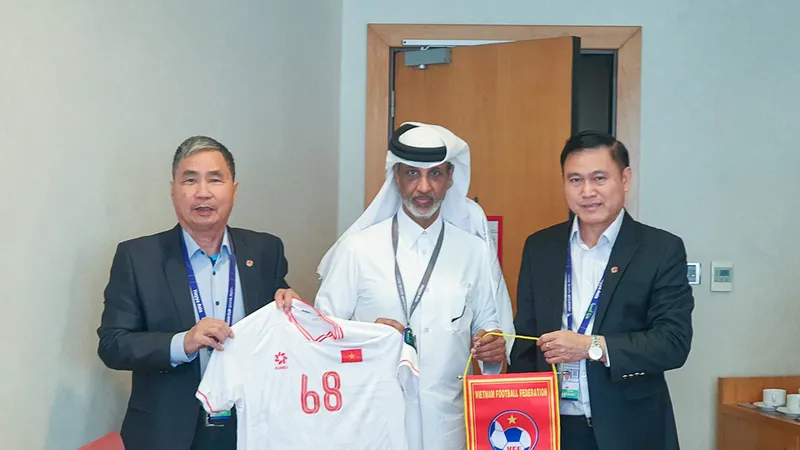 Phó chủ tịch VFF Trần Anh Tú và TTK VFF Dương Nghiệp Khôi trao tặng cờ lưu niệm của VFF và áo đội tuyển Việt Nam đến ông Sheikh Hamad Bin Khalifa A;-Thani