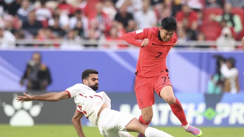 Son Heung Min nỗ lực đi bóng trước sự truy cản của hậu vệ Bahrain
