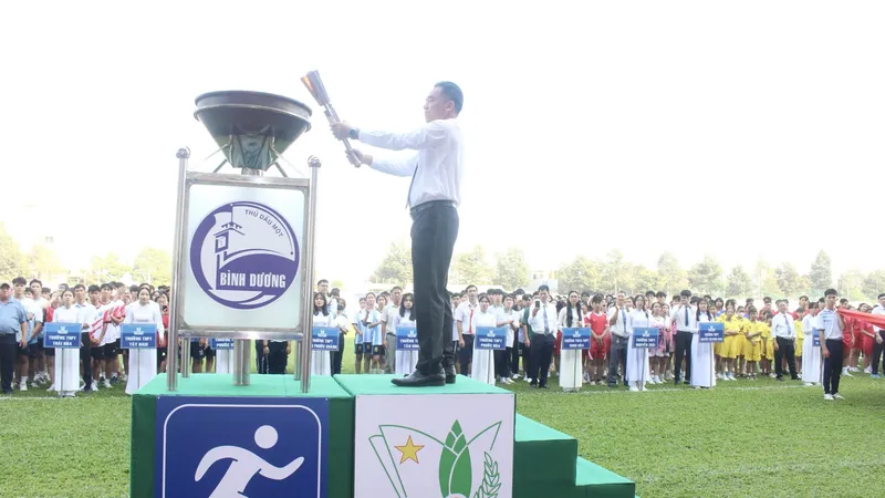 Ông Nguyễn Lộc Hà, Phó Chủ tịch UBND tỉnh Bình Dương thắp đuốc khai mạc Hội khỏe Phù Đổng tỉnh lần thứ XI