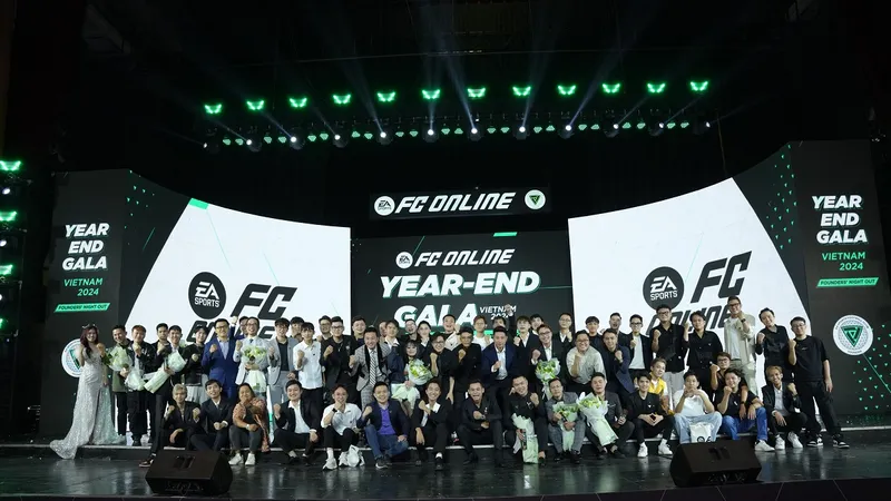 Ban tổ chức chụp ảnh lưu niệm cùng khách mời tại Gala Year-End