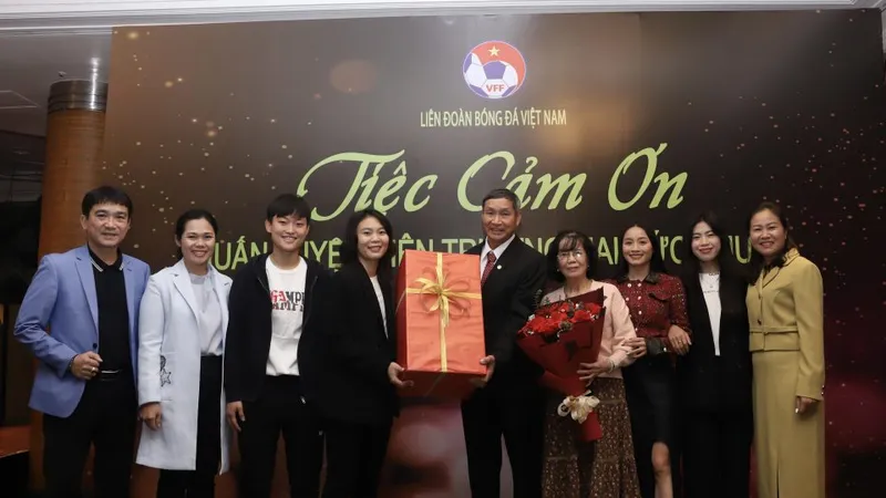 Tiền đạo Hải Yến đại diện cho các cầu thủ tặng quà đến HLV Mai Đức Chung