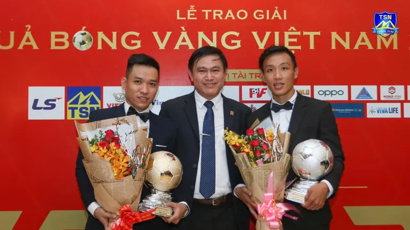 Ông Trần Anh Tú chia vui cùng cầu thủ Trần Văn Vũ (bên trái) và Nguyễn Minh Trí, hai cầu thủ của CLB Thái Sơn Nam TPHCM đoạt các danh hiệu của Giải thưởng Quả bóng vàng năm 2016