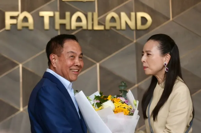 Cựu Chủ tịch Somyot (trái) tặng hoa, chúc mừng sau khi Madam Pang trở thành tân chủ tịch FAT. Ảnh: FAT