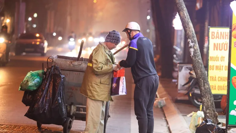 Hai Long và Văn Toàn đã thay mặt Hà Nội FC trao tặng những phần quà đến những người cao tuổi, người có hoàn cảnh khó khăn