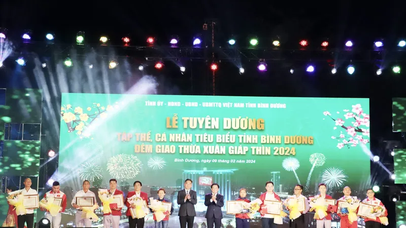 Ông Nguyễn Hoàng Thao, Phó Bí thư Thường trực Tỉnh ủy và ông Nguyễn Lộc Hà – Uỷ viên Ban thường vụ Tỉnh ủy, Phó Chủ tịch UBND tỉnh trao tặng bằng khen, và quà chúc mừng các HLV, VĐV thể thao đạt thành tích xuất sắc tại các giải vô địch thế giới và châu lục năm 2023.