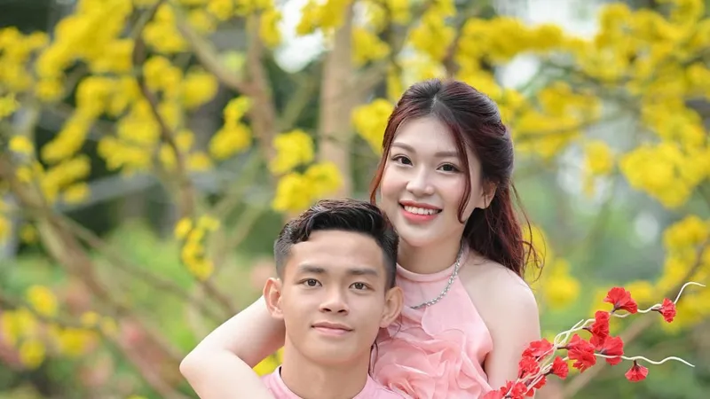 Tiền đạo trẻ Bùi Vĩ Hào của Becamex Bình Dương. Anh được xem là chân sút triển vọng của bóng đá Việt Nam, chia sẻ trên trang cá nhân, hậu vệ này viết: "Chúc mọi người năm mới vui vẻ an khang thịnh vượng vạn sự như ý hạnh phúc sum vầy".