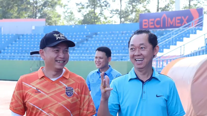 Chủ tịch CLB Becamex Bình Dương, ông Hồ Hồng Thạch đến sân chúc Tết và gởi bao lì xì đến các thành viên trong buổi tập đầu Xuân